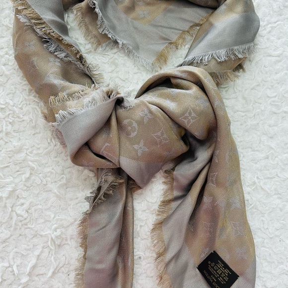 Louis Vuitton Monogram Shine Shawl - Picture 7 of 8